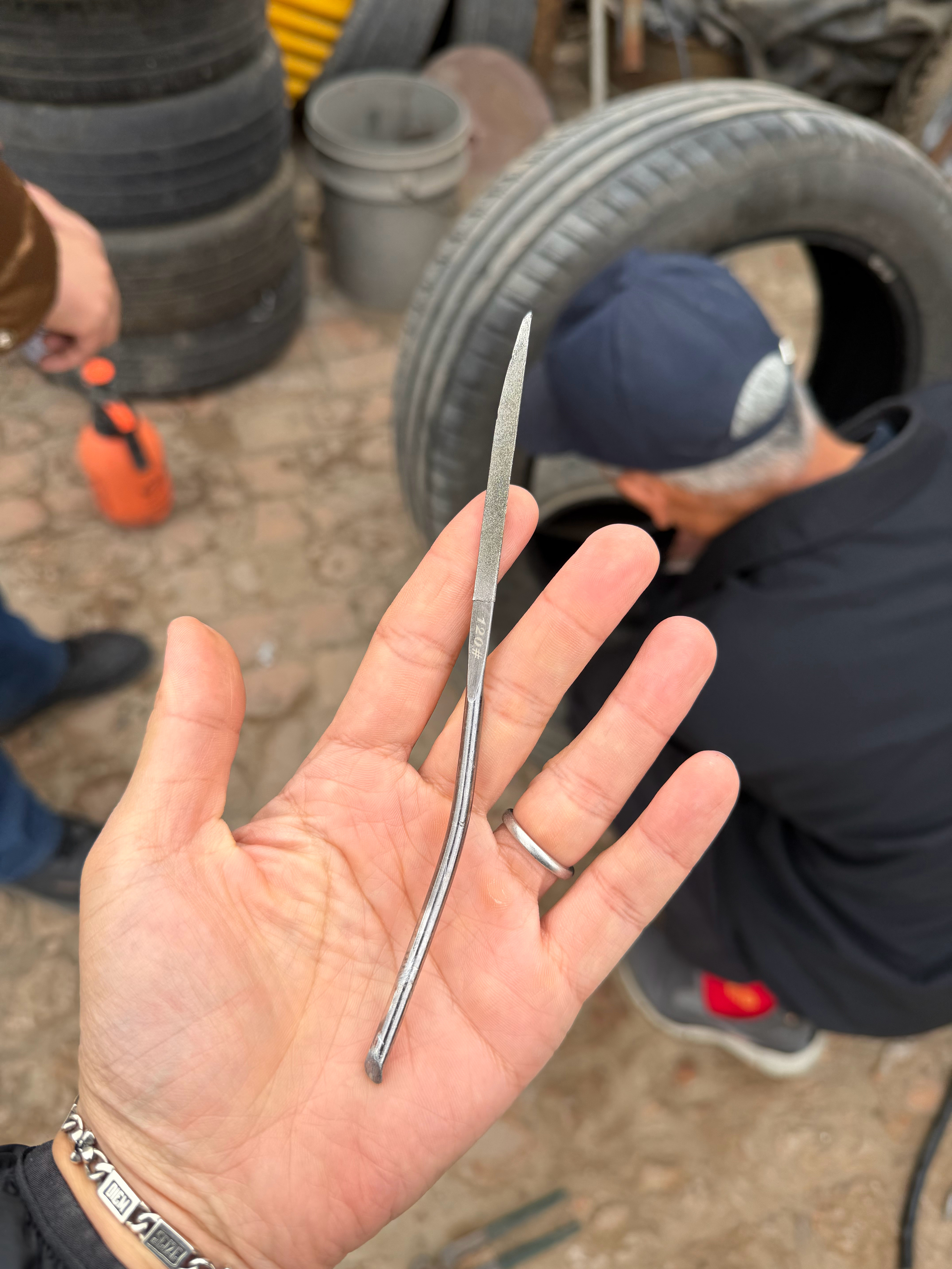 这是个锉刀？？？好家伙，高速公路上怎么还有这个东西