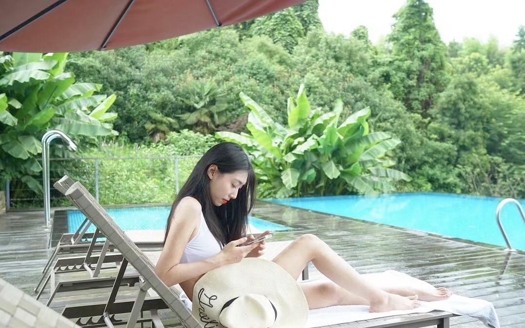 上热门泳池御姐美女穿搭