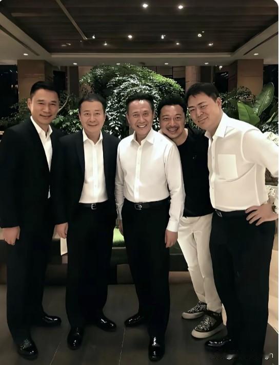 这张几位中老年老戏骨的照片画面感太强了！高鑫、许文广、张志坚、高亚麟，清一色