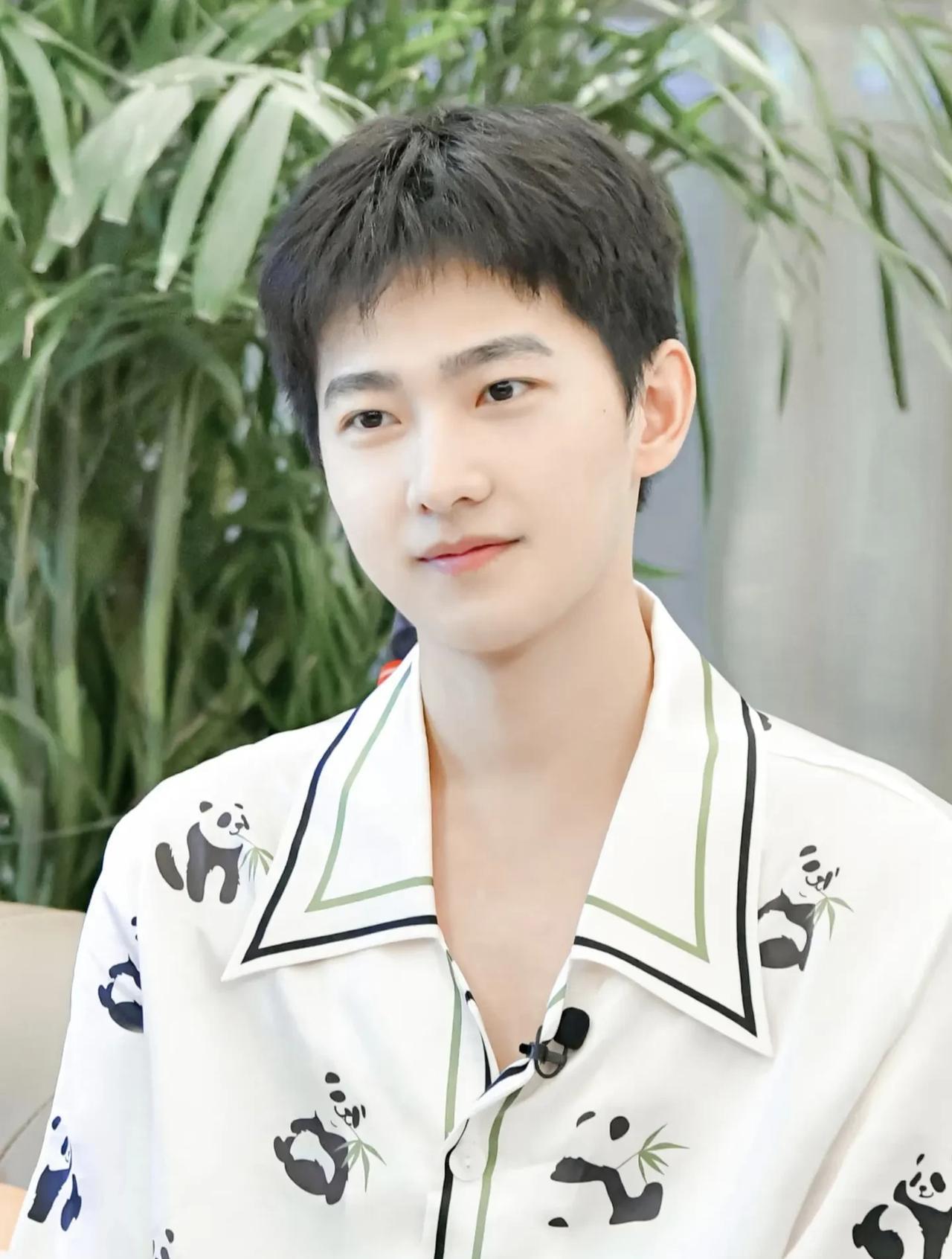 杨洋的性格和职业规划都很简单坦白啊，他的工作重心从来都不在流量上，而且他是非常正