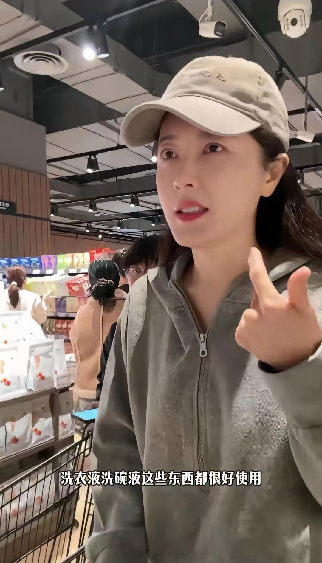 曾黎现身胖东来，因为没有人围观而引起了网友的讨论。