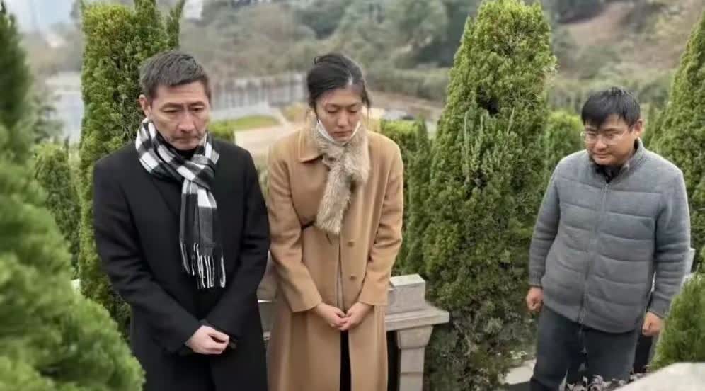 张子健携女儿祭拜前妻，父女俩神情哀伤，女儿五官像极了妈妈李婷很多年前看过