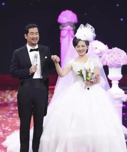 1988年，张国立爱上了邓婕，对结婚6年的发妻罗秀春说:“我爱上了别人，我们离婚