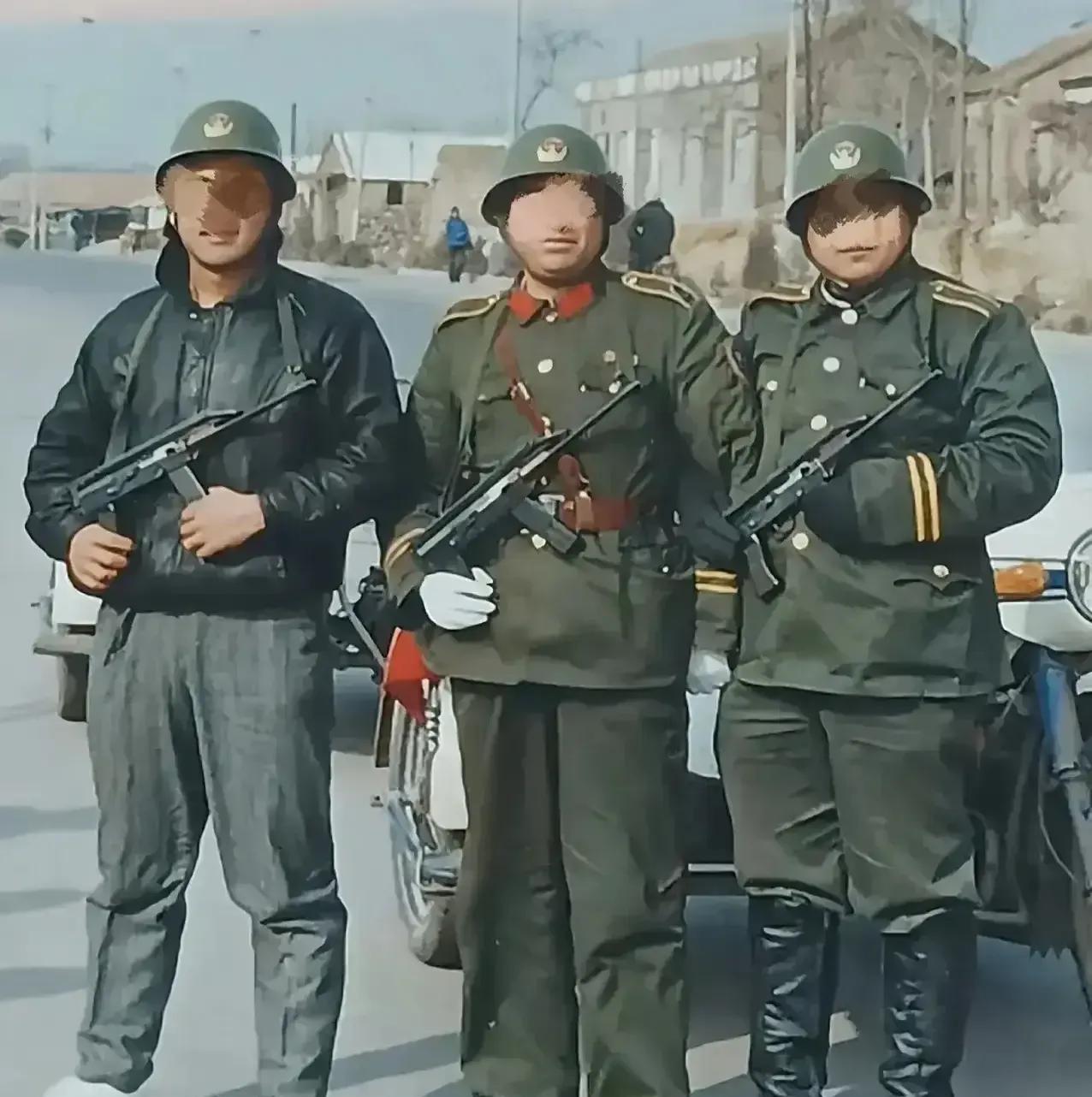 上世纪九十年代，手握79式轻型冲锋枪的警察在街头执行任务。不得不说，单就警察的着