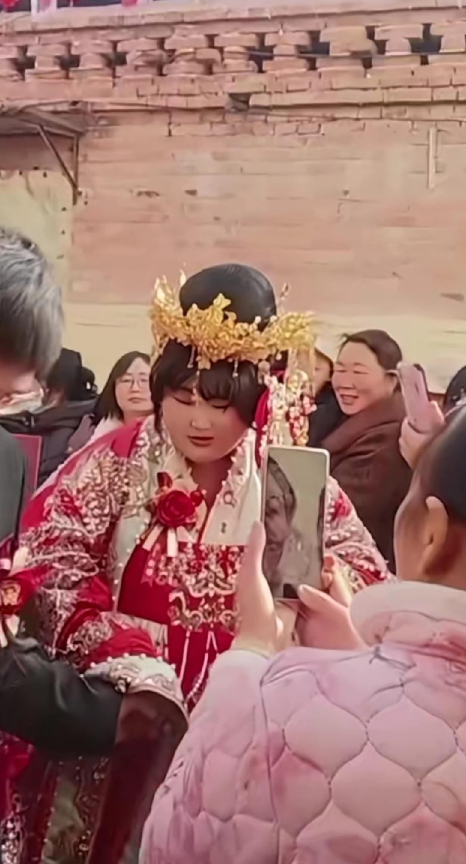 今天是腊月二十六，也是大衣哥朱之文之女朱雪梅新婚大喜的日子。雪梅的妆造尽显雍容华