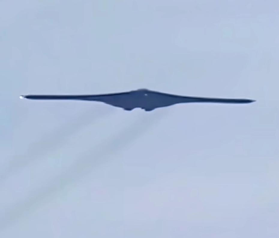 轰20为何如此震惊西方？电磁弹射被攻克了，双五代机被攻克了，连六代机都已经试飞，