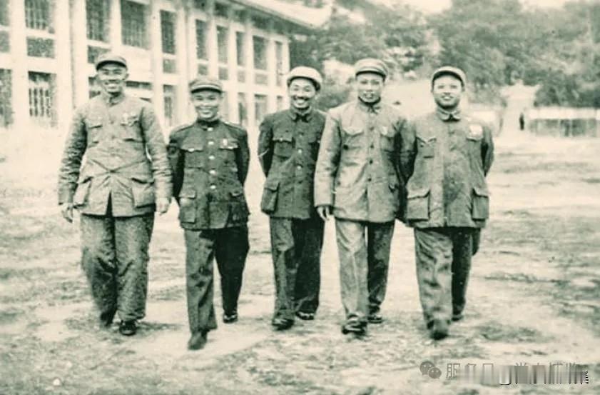 1949年秋，第三野战军第10兵团进军福建时的合影，左起：刘培善、韦国清、叶飞、