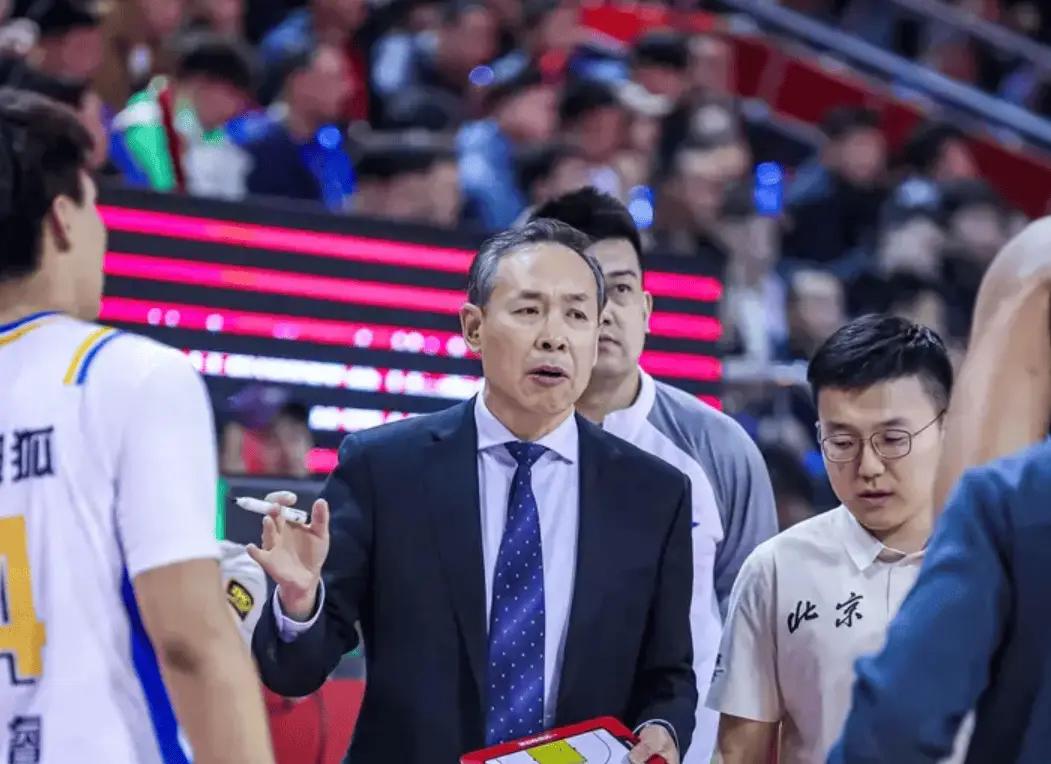 北京力克浙江，赛后媒体人透露球队细节，直言球队有“小诸葛”指导了周琦的罚球，在本