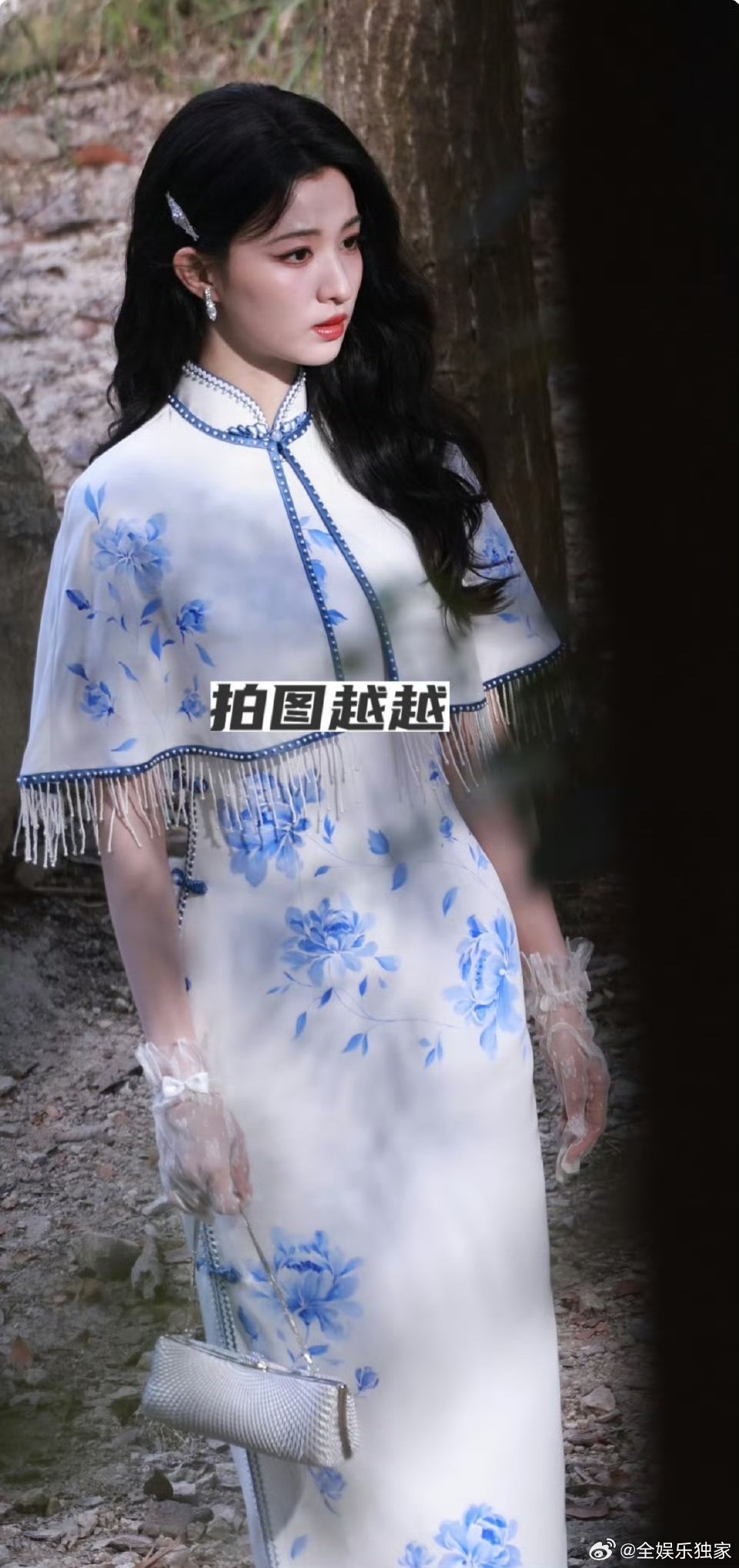 王楚然青花瓷成精了青花缠枝纹在旗袍上蔓延，王楚然的一颦一笑都带着瓷器的温润光泽