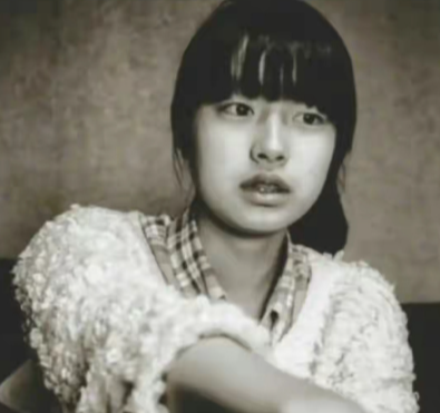 徐若晗小时候的照片戴过牙套，既然整过为什么现在的嘴还是很凸​​​