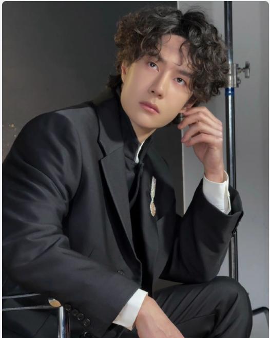 内娱终于撕下“纸片人”的遮羞布，看看王一博那双爬满老茧的手就懂了。他那双曾经被