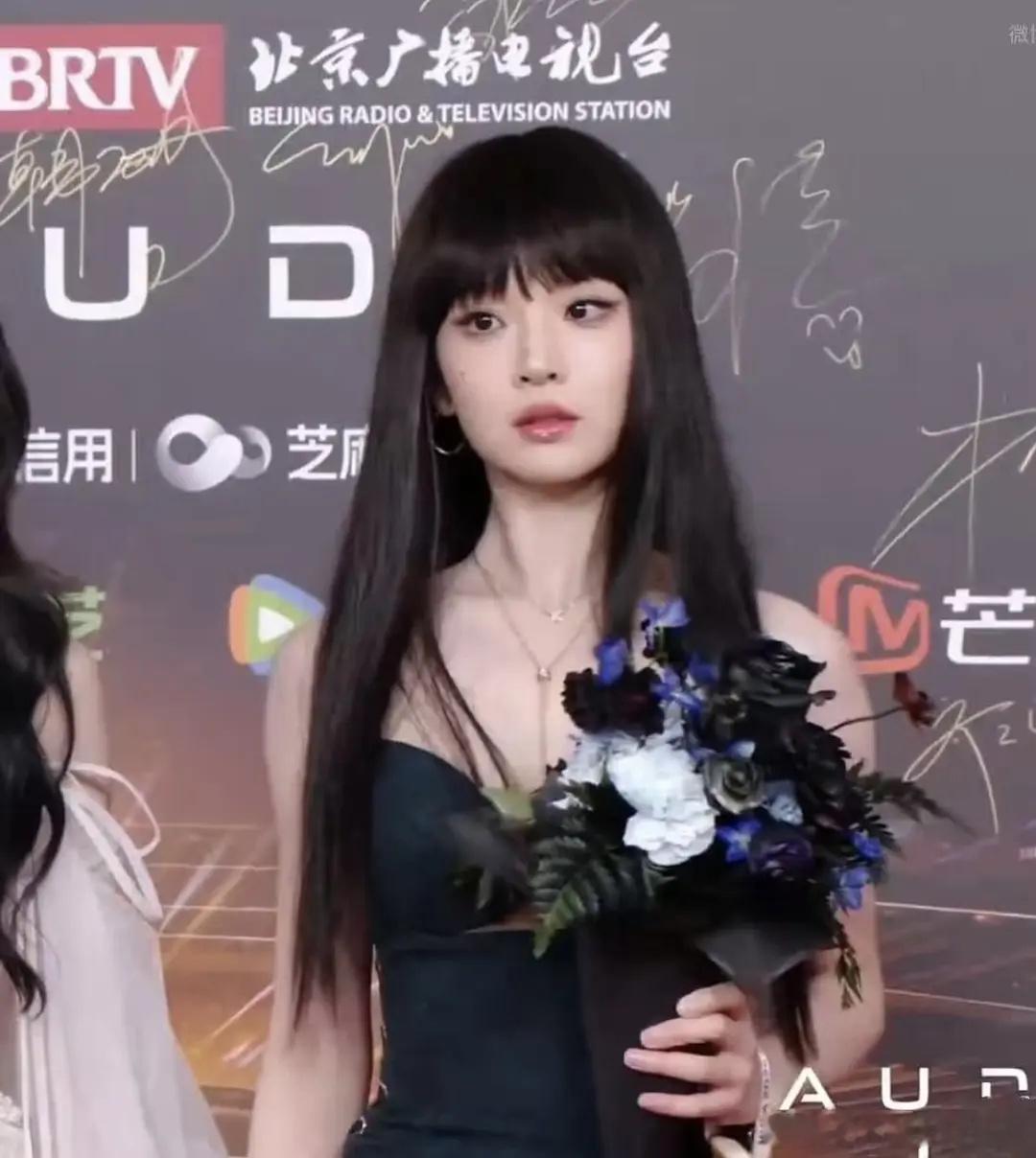 张淼怡这个齐刘海发型还挺好看的很飒，很像田曦薇，第一眼认错了看成田曦薇了，小田也