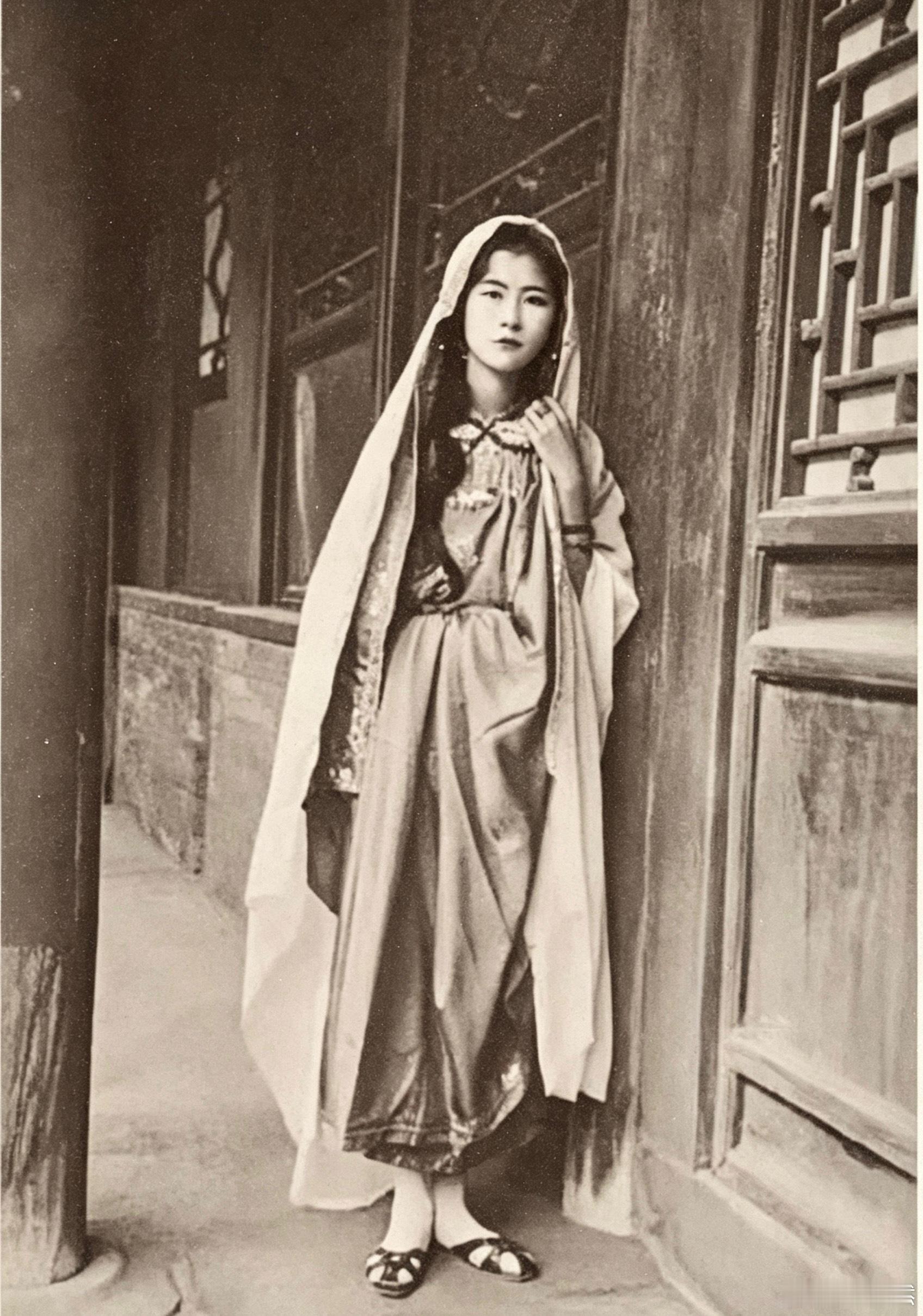 这才是1924年20岁的林徽因在北京真实样貌，不要被电视剧骗了。那时候的她沉鱼落