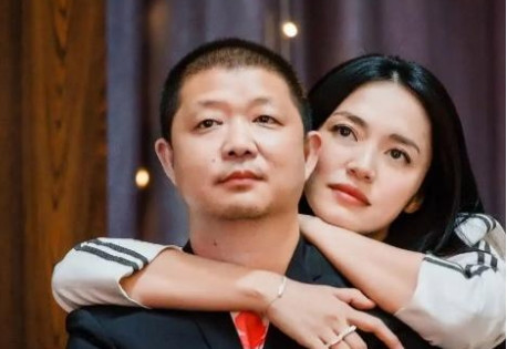 当年，姚晨收拾衣柜时，翻到一张卡，卡里有10万块，姚晨质问老公曹郁：“你怎么还藏