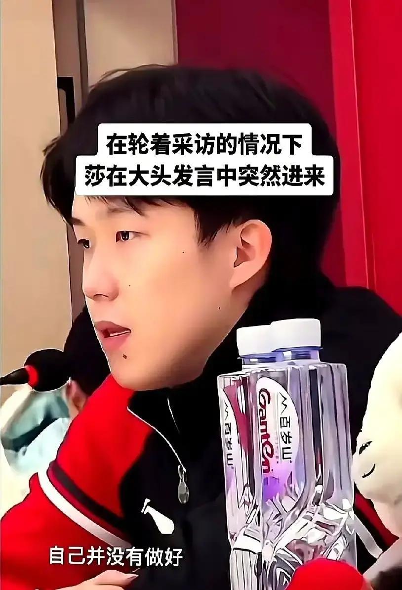 这一幕，真把我看乐了，笑着笑着又有点发酸。一个大老爷们，当着全世界的面在那