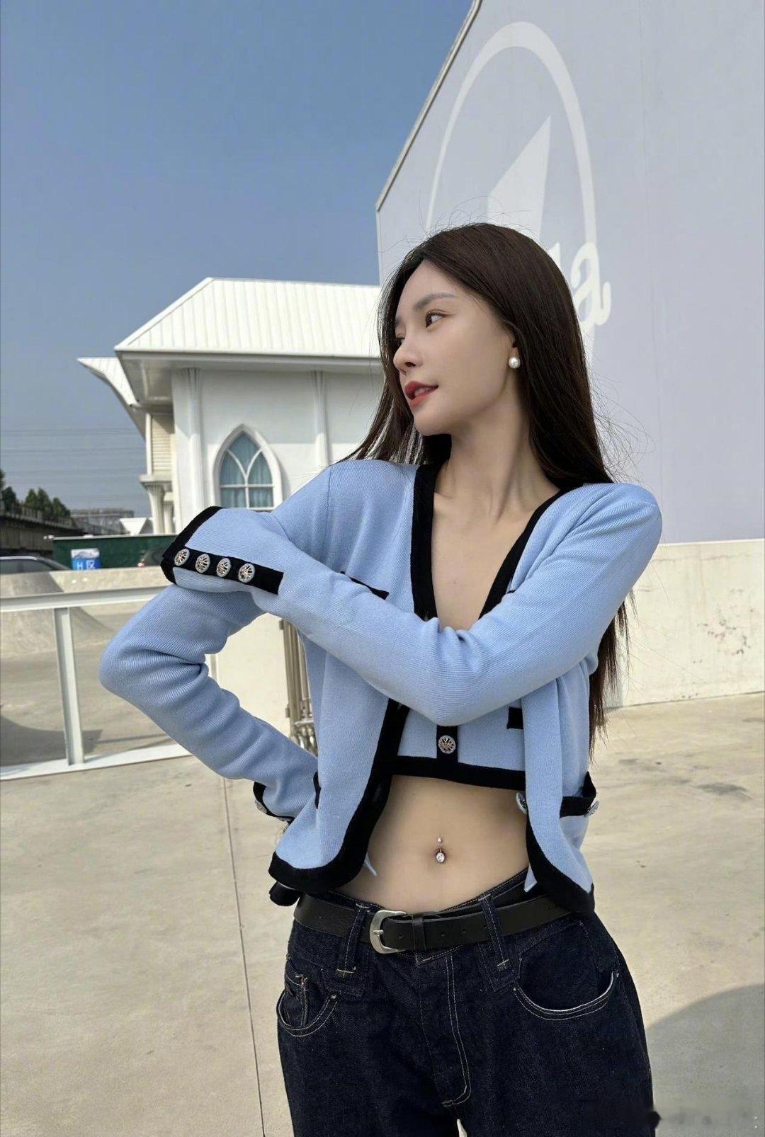 沈梦辰打了脐钉也没觉得性感，因为腰上的肉太松了，只是单纯的瘦。