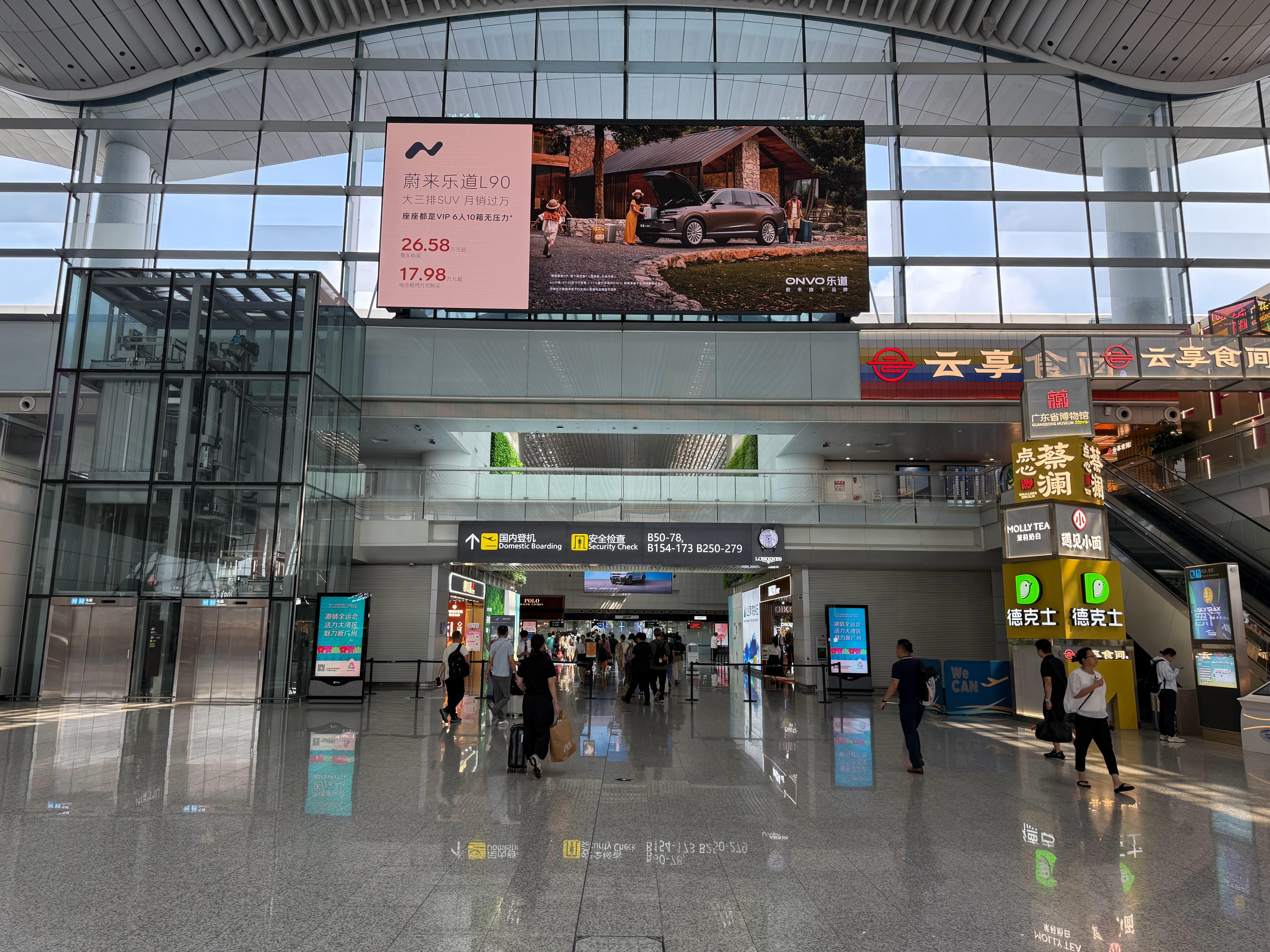 把我爸送到机场，看他自己过安检口，还是觉得老头儿退休之后，老的速度变快了，我妈明