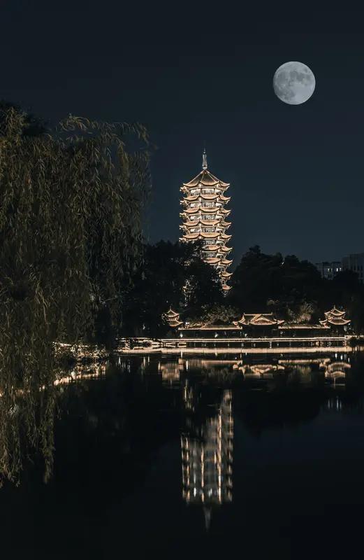 上联：晴窗揽月，疏竹清心归止静；下联：露阁观云，幽兰逸兴入空灵。