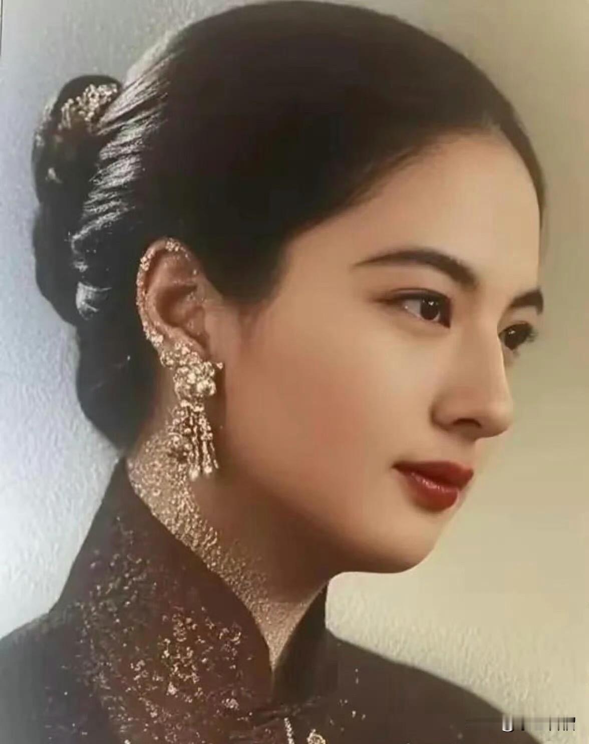 名媛果真就是名媛，据说这是京剧大师周信芳的二女儿周采蕴，毕业于圣约翰大学，容貌清