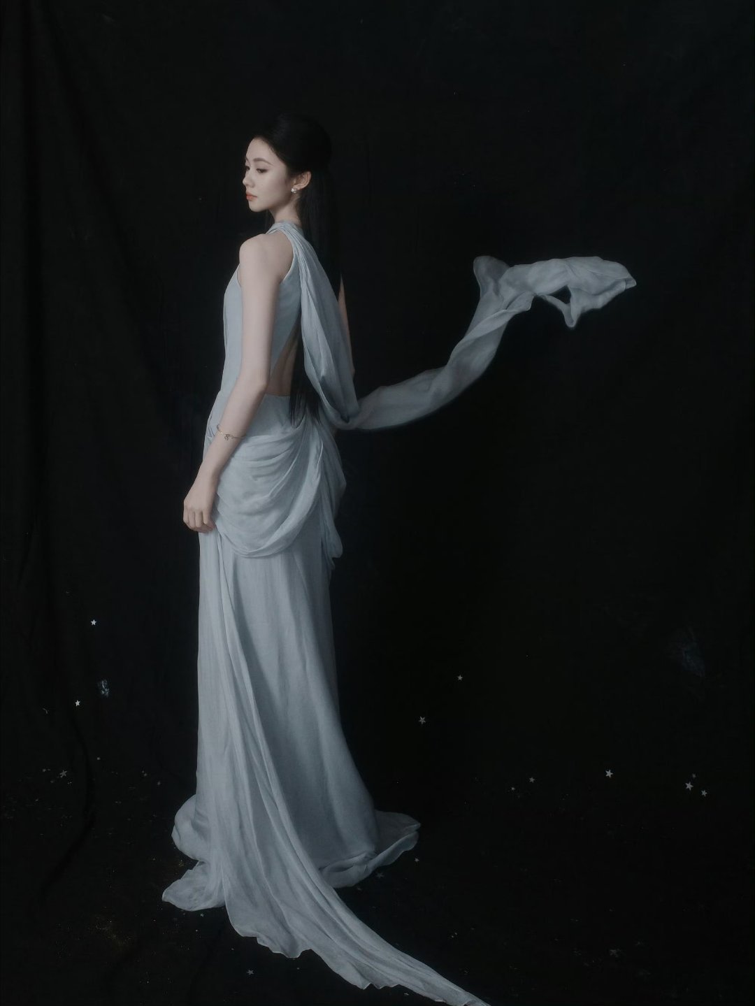 刘浩存蓝色纱裙刘浩存身着的蓝色纱裙宛如将星河与晴空揉进了裙摆，美得让人移不开眼。