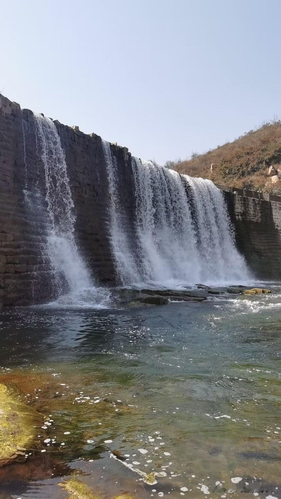 邢台周边游不可或缺的一个景点。这里一年四季都是风景，尤其是夏季和冬季。夏季这里