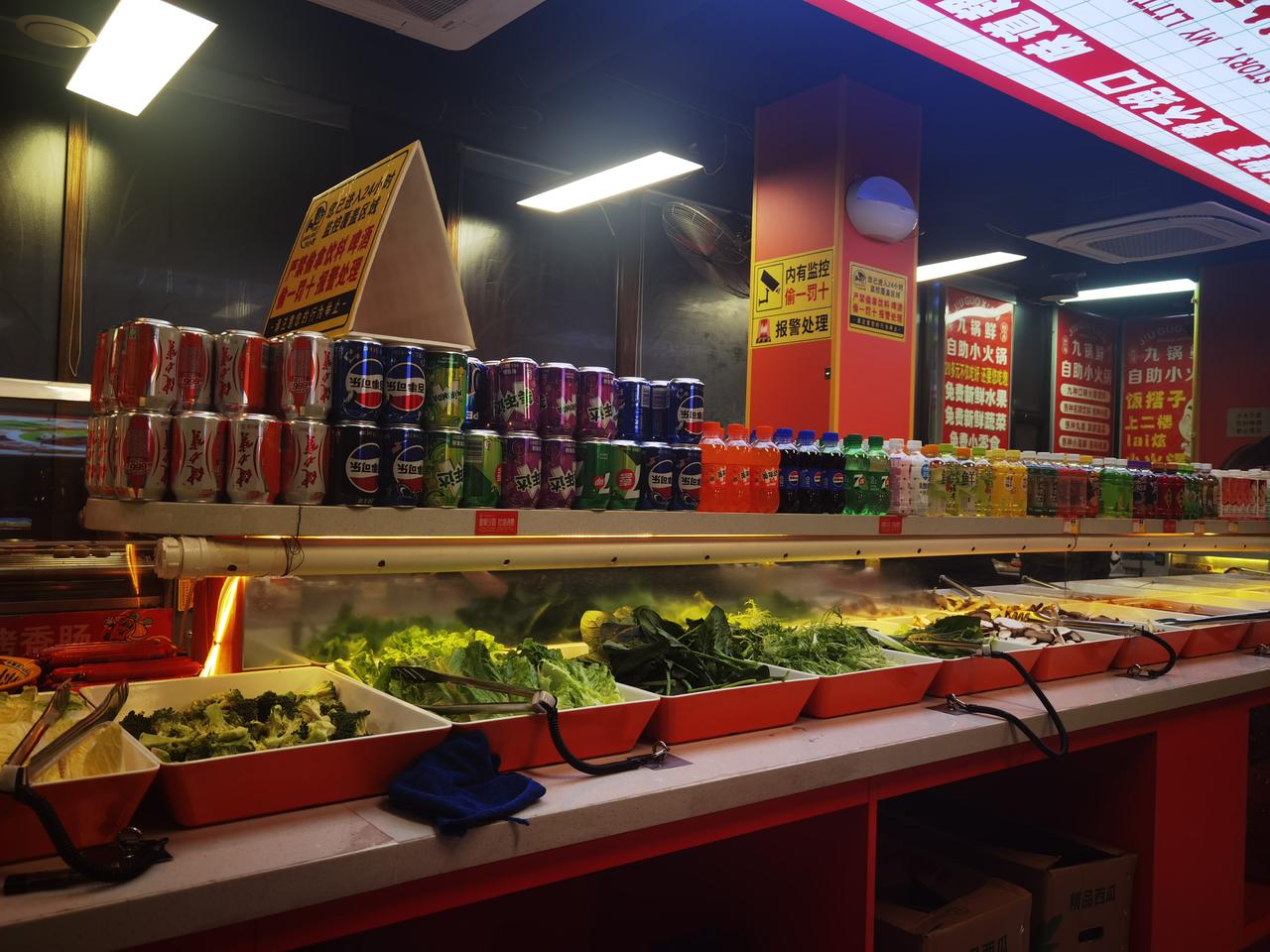 都说餐饮行业不好做，今天和朋友去了一个火锅自助店，生意火爆，人员爆满。究其原因，
