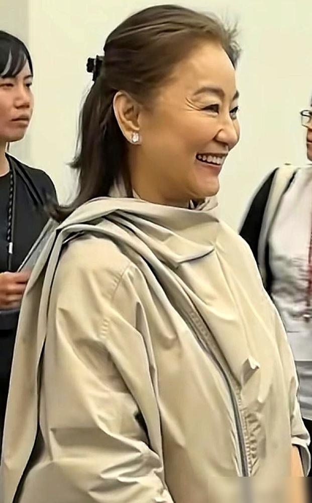 63岁的吴玉芳，就因为穿了件深V礼服，被骂了。有人说她不得体。说她暴露了腰