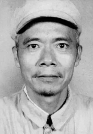 1937年，地下党员涂作潮与邻居打牌，闲聊中，邻居突然不说话，还凑到他耳边，轻声