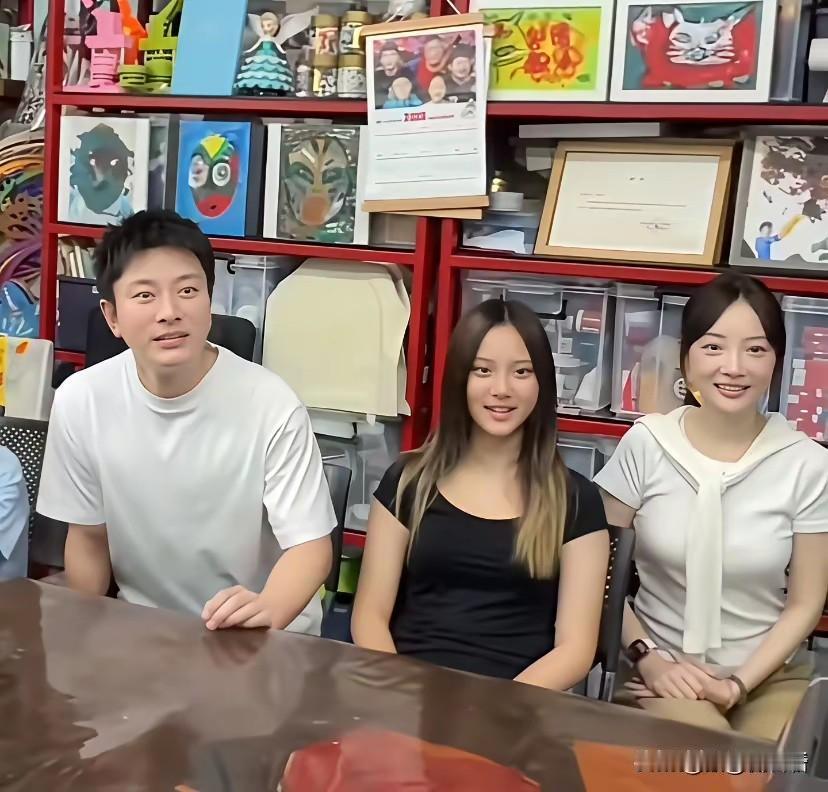 虽然已离婚，但责任犹在。贾乃亮李小璐甜馨同框了，许多粉丝以为他们复合了，因为像许