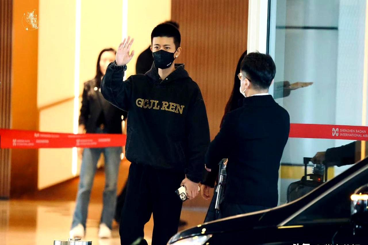 11.27任嘉伦深圳到达，他又一次为了舞台奔赴一座新的城市，我们这边的人