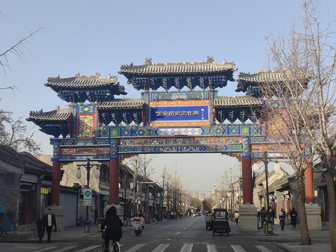 从赵县回家，路过正定古城，据说，经过几年的打造，正定古城非常吸粉。我们把车停在在