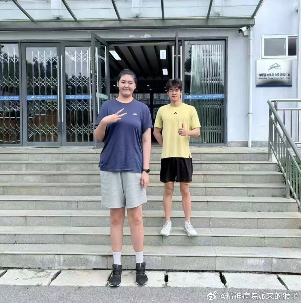 体能教练分享了潘展乐和张子宇和合影🤣🤣🤣潘队：秒变迷你小手办cr·Bing
