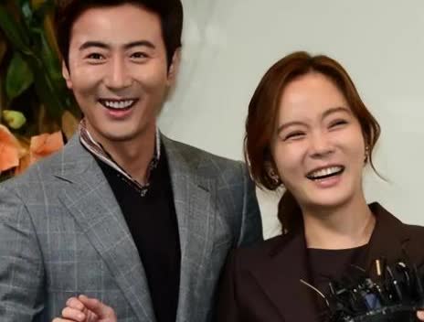 同样是娶韩国女明星，高梓淇和于晓光现在的婚姻生活真是天差地别。 一个是老