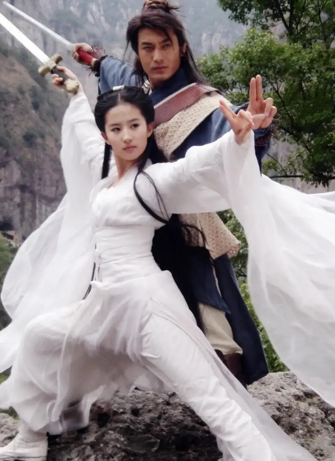 黄晓明救人被说20年那天瀑布边脚下一滑，刘亦菲直接栽进水里。黄晓明离得最近