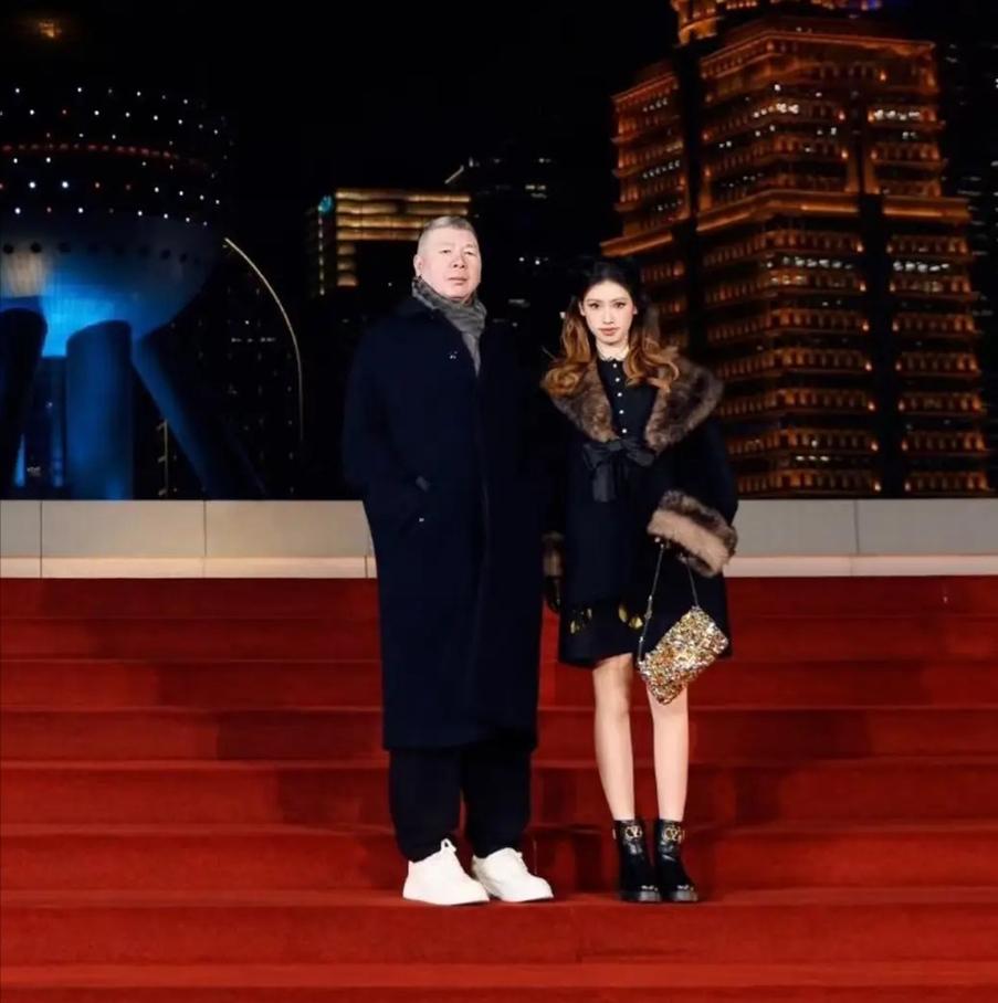 冯小刚19岁养女，命真好！小小年纪穿一身貂皮大衣，端庄贵气，父女俩走红毯宛如亲生