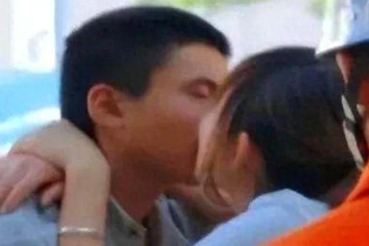 2011年，深圳街头，一名年仅16岁的少年正欲纵身跃下天桥，被路过的19岁少女撞