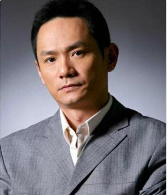 15年前他在爱妻葬礼上哭到昏厥，发誓永不再娶，即便在事业巅峰时期传出与姚晨的绯闻
