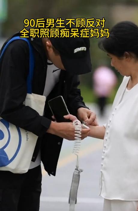 四川30岁男子每天和57岁母亲一起睡，他洗澡时，母亲也待在浴室，他不叫她