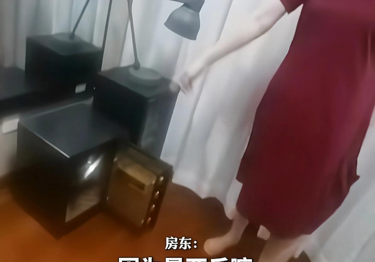奇怪事件：租客退租，房东陈女士检查房间时却发现保险柜角落里有10根金条，还有贵重