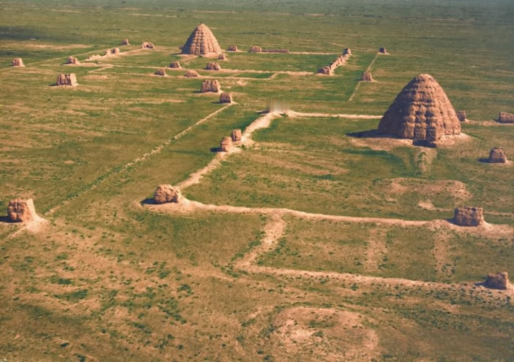 这是20世纪30年代德国飞行员卡斯特低空飞越贺兰山时，用镜头定格的西夏陵1号、2