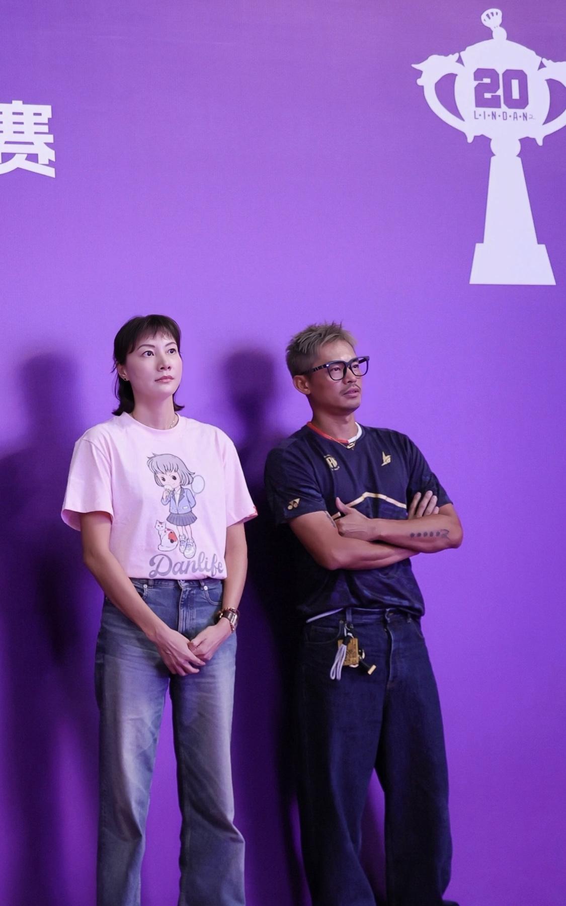 林丹和谢杏芳一起出席活动。站位有点远。看着像是不太熟的样子。谢杏芳不上相，现实