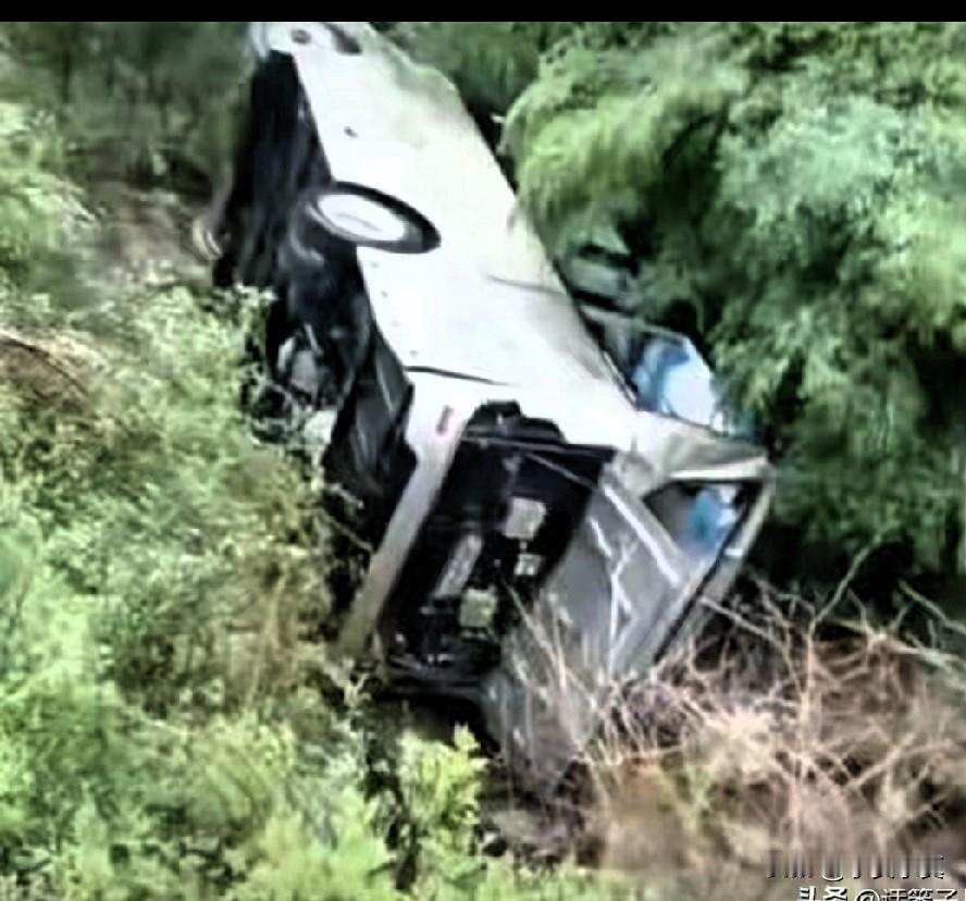 天塌了，学校是为学生还是变相敛财？研学路上让两名学生死亡山西一辆载着12名学生