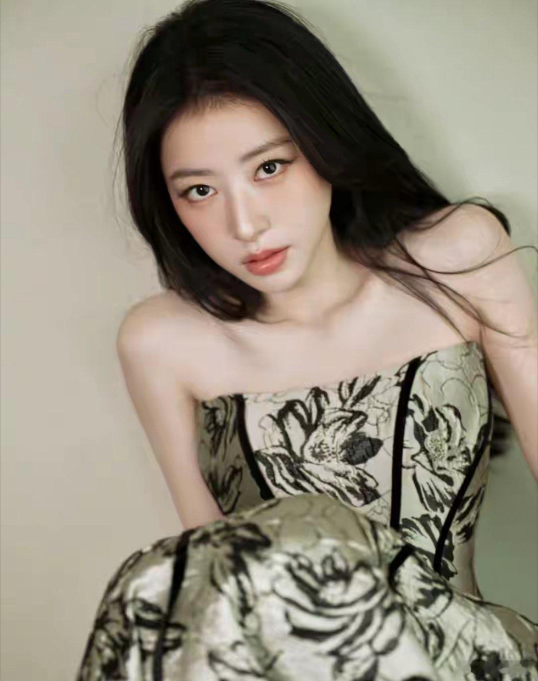 周雨彤繁花抹胸裙这一兼具艺术美感与时尚张力的造型点燃社交平台，话题词条迅速登上热