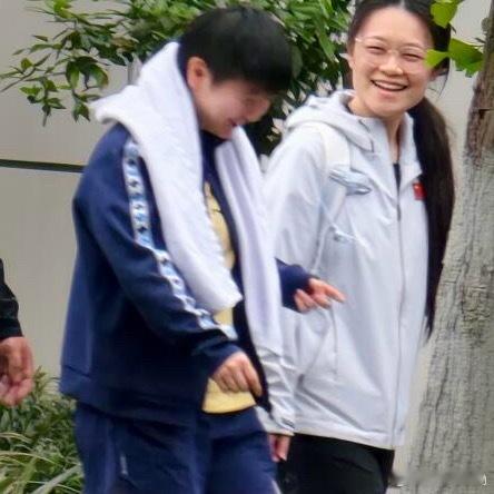 莎莎这是在模仿谁啊，笑得这么开心