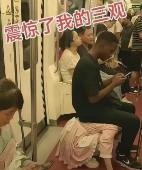 女孩蹲地当座椅，男生自顾低头玩手机！拥挤的地铁车厢里，站满了下班赶路的乘客，