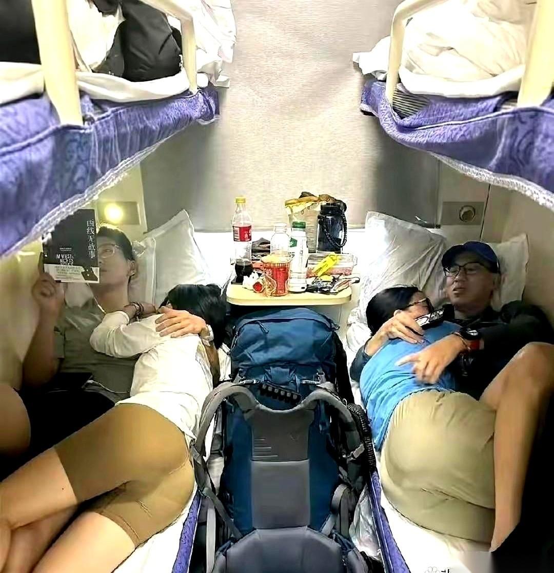 网上流传的这段火车卧铺画面，看得同车厢的乘客连手脚都不知道往哪儿放。不足八十公
