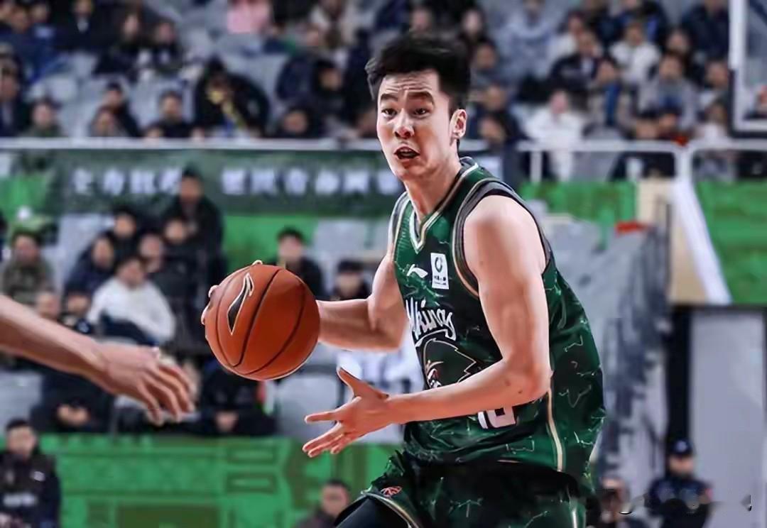 2换1交易郭昊文？辽宁这是奔着同曦使劲啊！有消息称，辽宁男篮正在酝酿一笔交易，