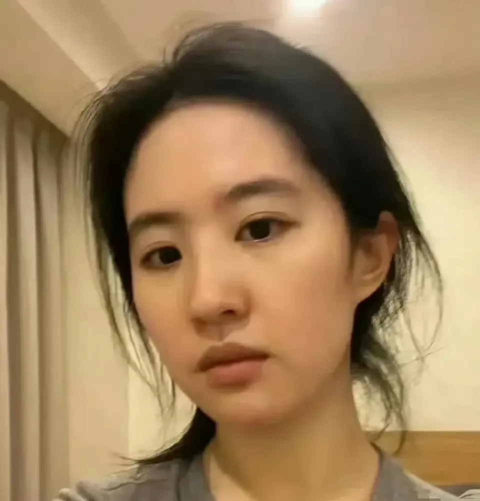 38岁刘亦菲纯素颜曝光啦！网友们都炸锅了！这素颜状态如何​​​？评论区说一下。