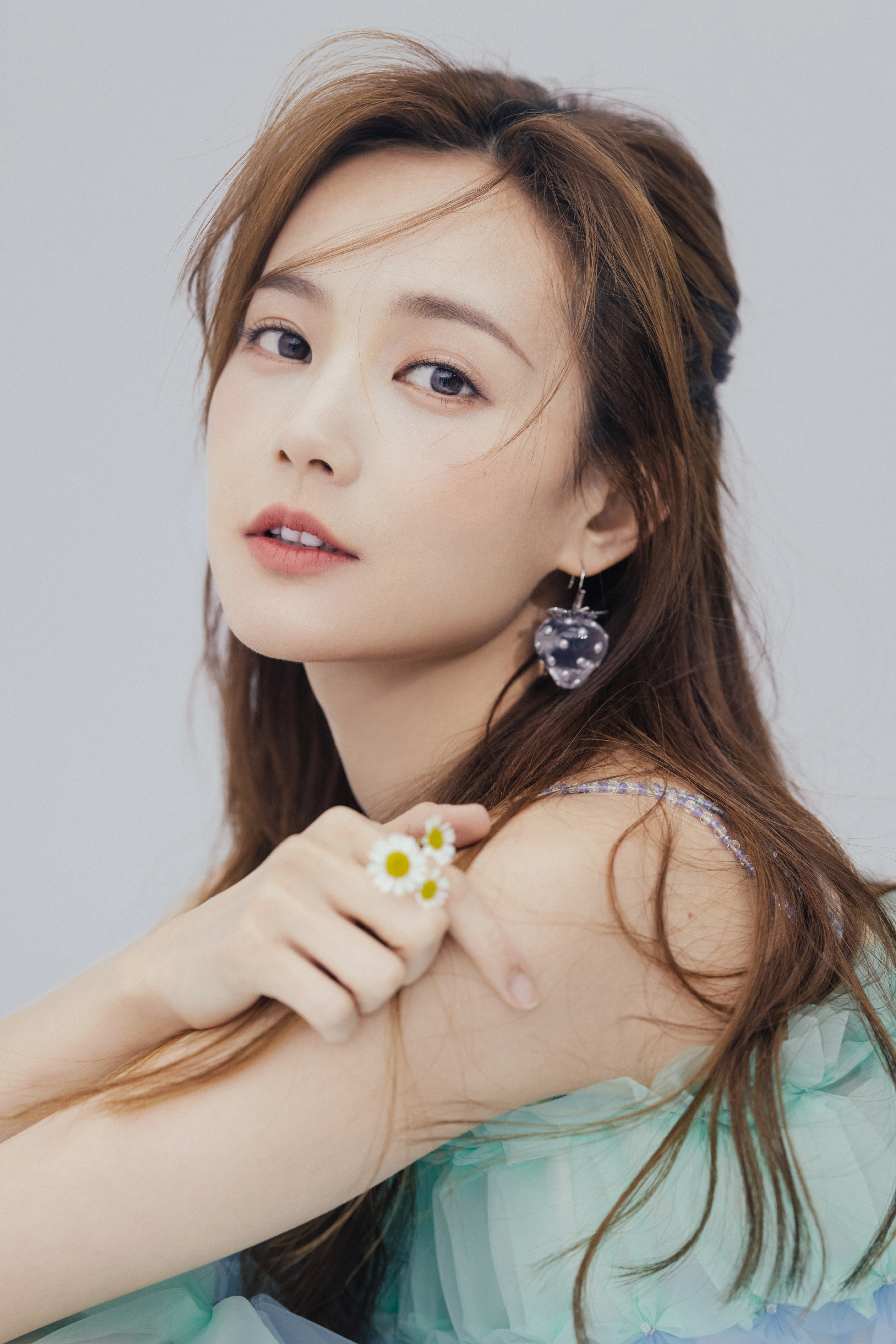 李一桐鲜花少女，浅纱轻盈，这笑容太治愈了。李一桐