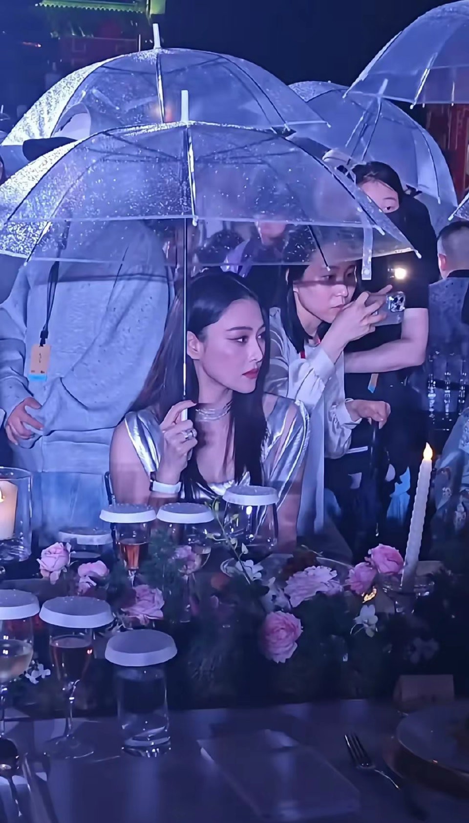 张曦予这组生图状态真实又惊艳，疲惫感反而增添了几分亲切，优越的脸型和清晰的下颌线